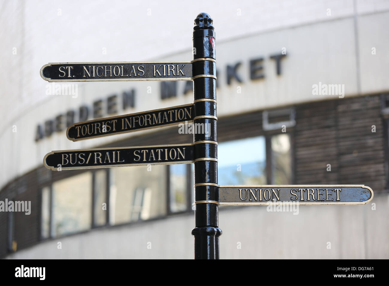 Les panneaux en centre-ville d'Aberdeen en Écosse, au Royaume-Uni, à la rue Union, la gare de bus, informations touristiques, St Nicholas kirk Banque D'Images