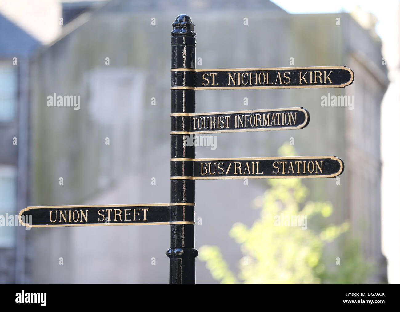 Les panneaux en centre-ville d'Aberdeen en Écosse, au Royaume-Uni, à la rue Union, la gare de bus, informations touristiques, St Nicholas kirk Banque D'Images