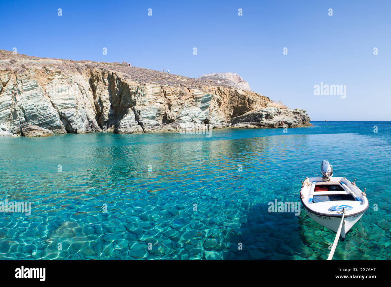 Petit bateau sur l'eau cristalline de la mer Égée en Grèce Banque D'Images