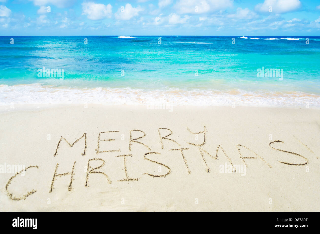 Inscrivez-'Marry Noël !' sur la plage de sable de l'océan - vacances concept Banque D'Images