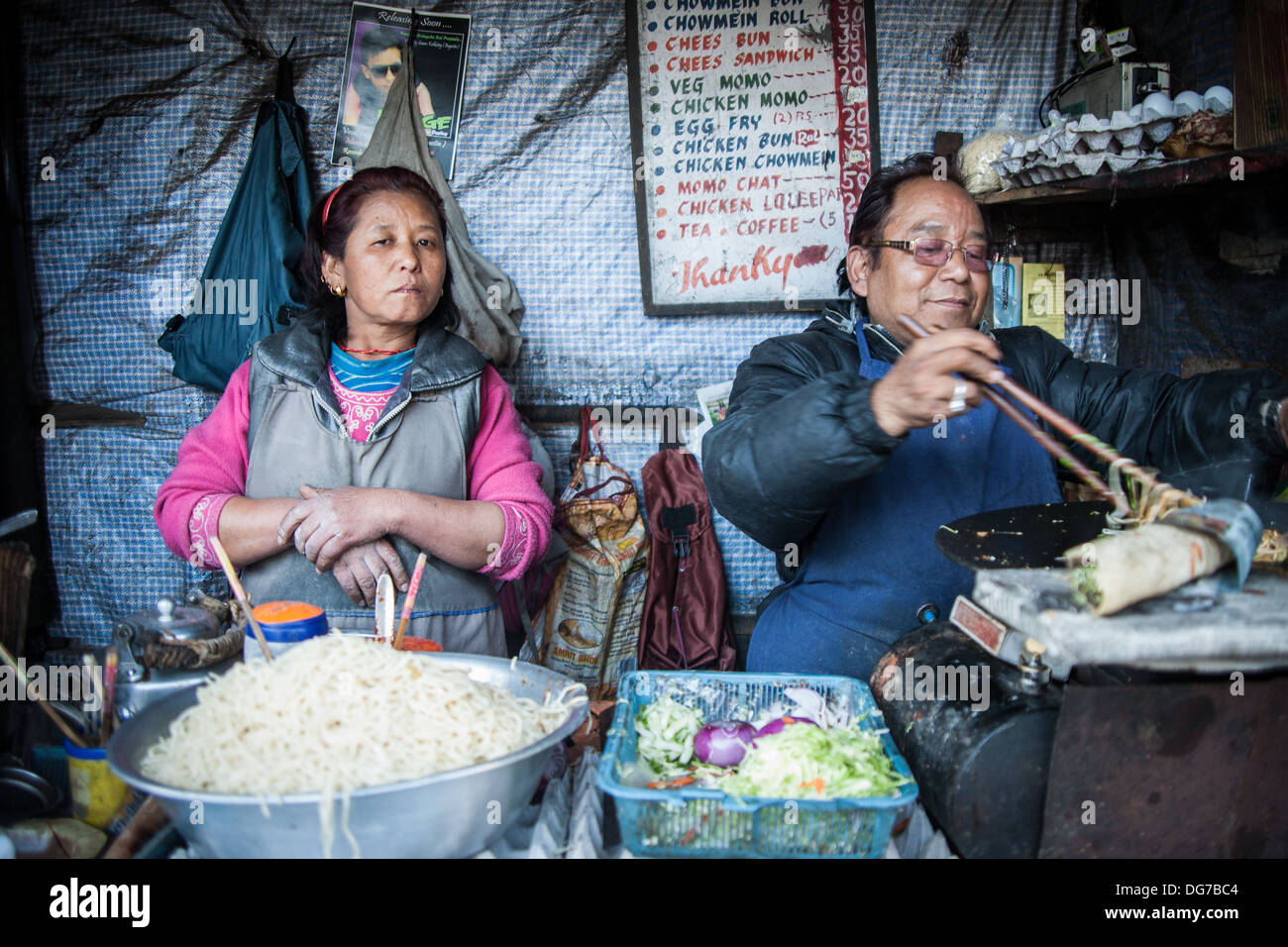 Un regard intense et une humeur mari lors d'une froide nuit de Darjeeling. Banque D'Images