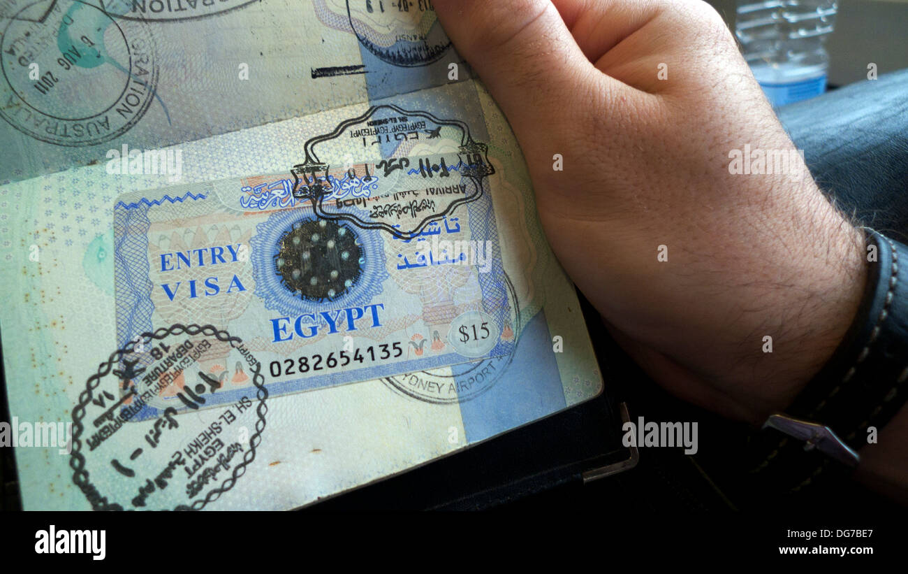 Un voyageur d'hommes titulaires d'un passeport britannique avec un timbre égyptien visa d'entrée au Royaume-Uni KATHY DEWITT Banque D'Images