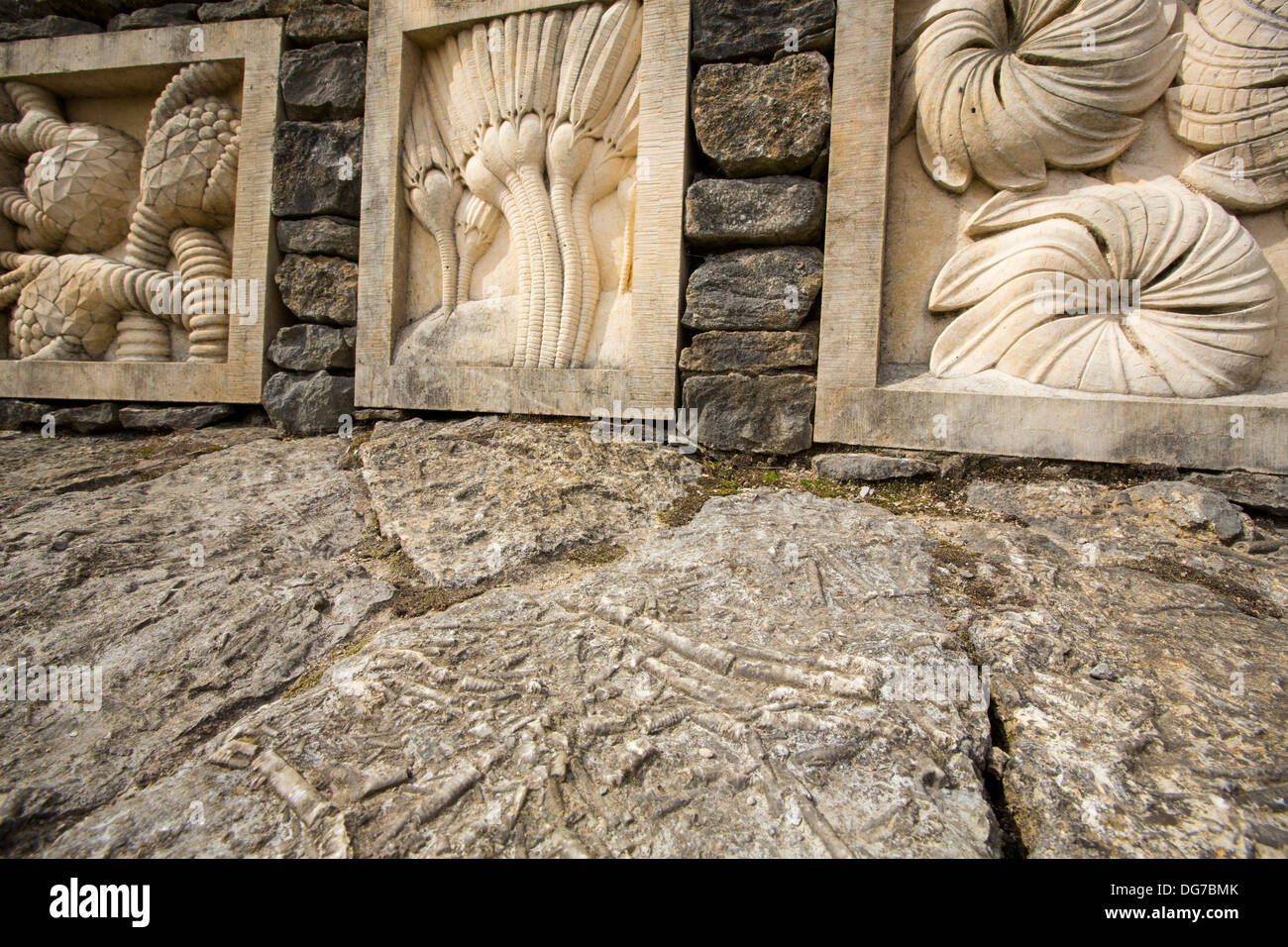 Combustibles fossiles crinoïdes sculptures de Nadia Bowley à Salthill Quarry réserve naturelle en Clitheroe, Lancashire, UK, Banque D'Images
