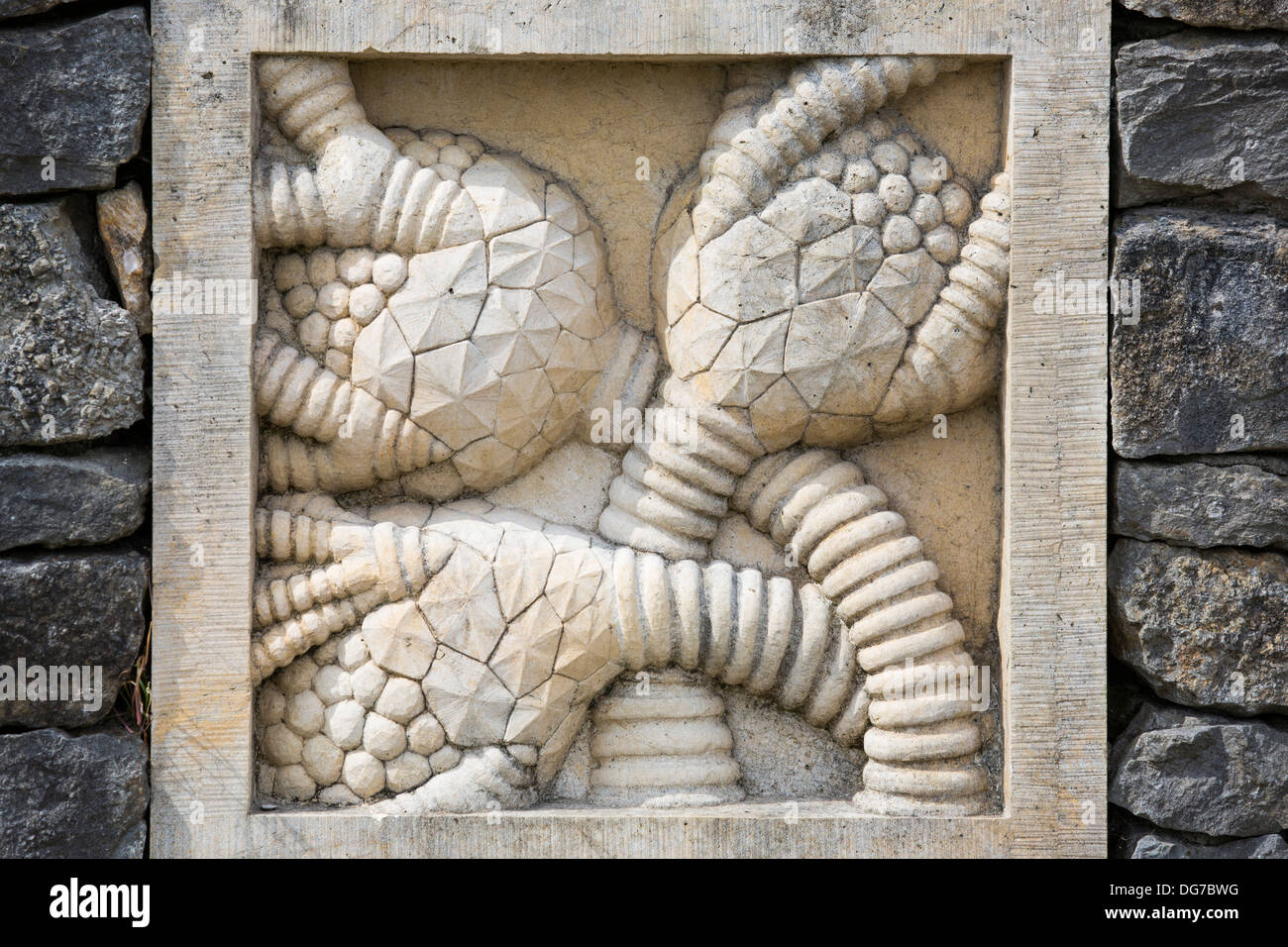 Combustibles fossiles crinoïdes sculptures de Nadia Bowley à Salthill Quarry réserve naturelle en Clitheroe, Lancashire, Royaume-Uni. Banque D'Images