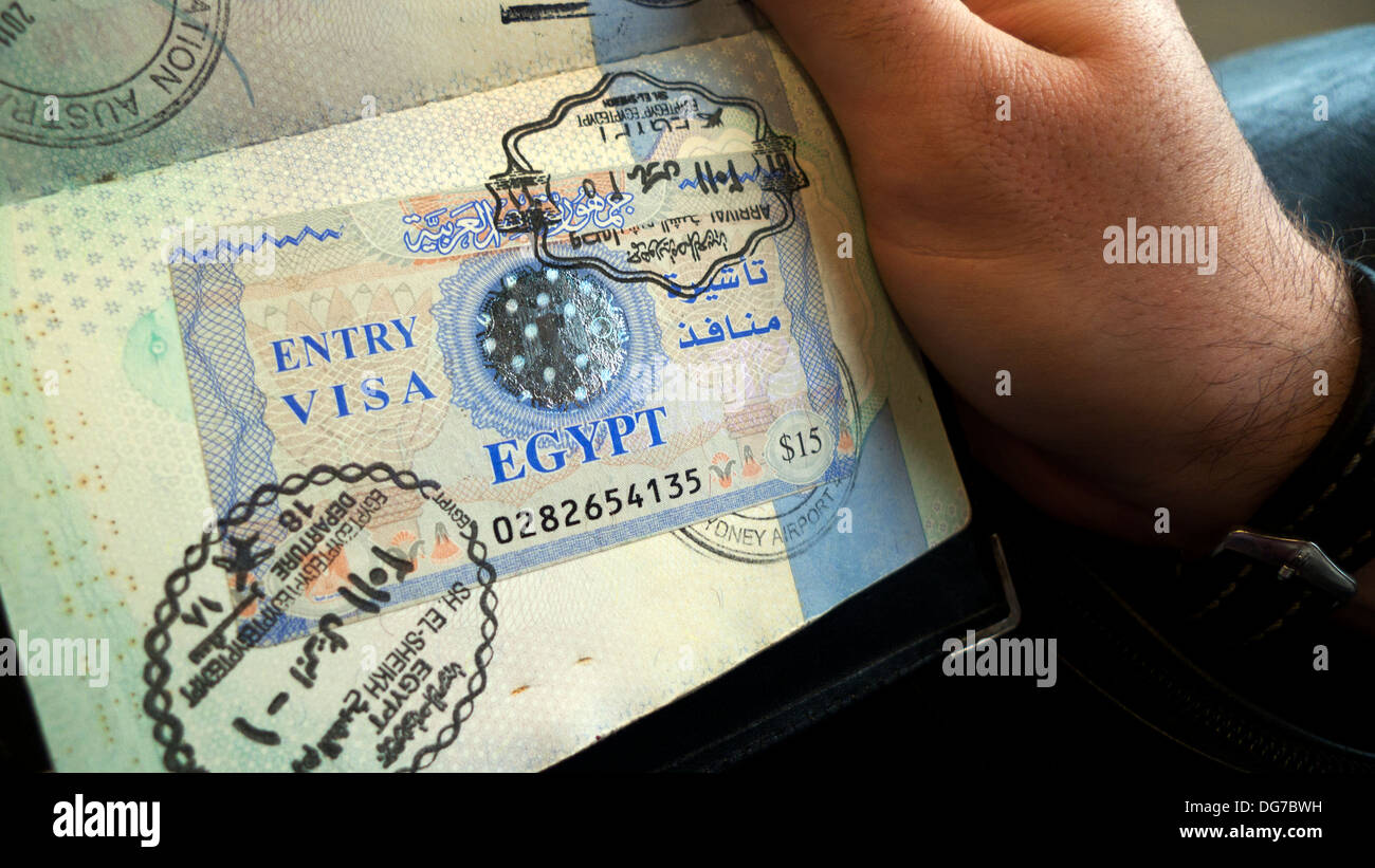 Une personne titulaire d'un passeport britannique avec un visa d'entrée Egypte timbre UK Grande-Bretagne KATHY DEWITT Banque D'Images