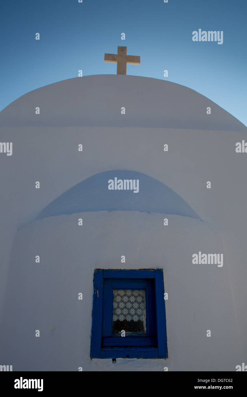 Close up à partir de la façade de la magnifique église de Panagia orthodoxe blanc de Chora, île de Folegandros , mer Égée. La Grèce, Banque D'Images