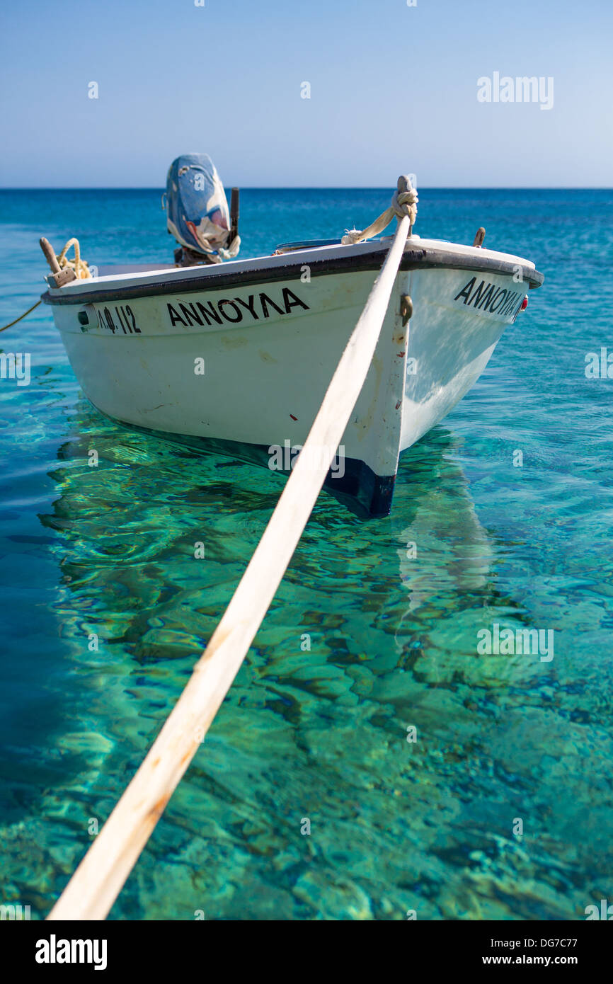 Petit bateau de pêcheurs sur la mer Egée avec de l'eau turquoise et ciel bleu Banque D'Images