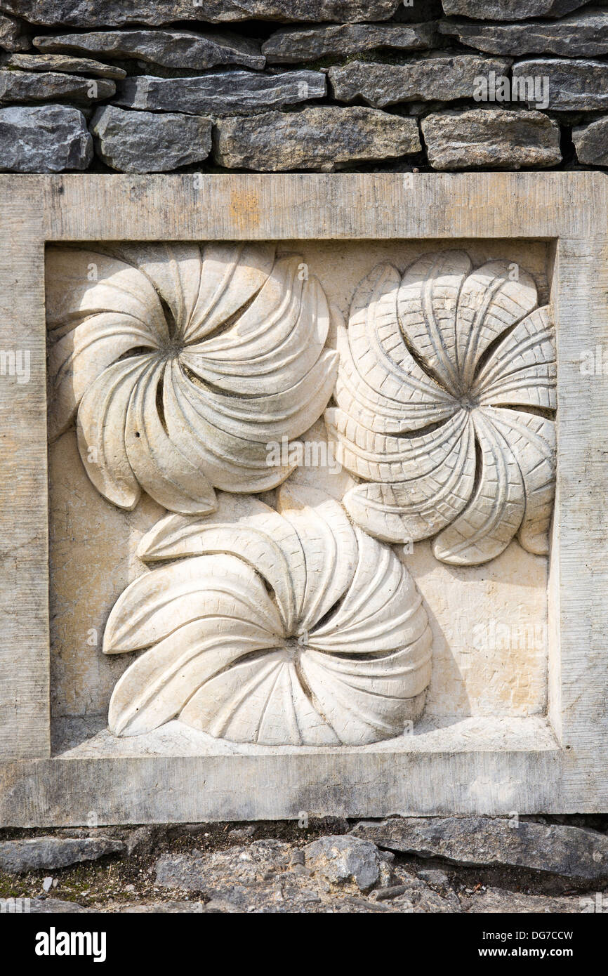 Combustibles fossiles crinoïdes sculptures de Nadia Bowley à Salthill Quarry réserve naturelle en Clitheroe, Lancashire, Royaume-Uni. Banque D'Images