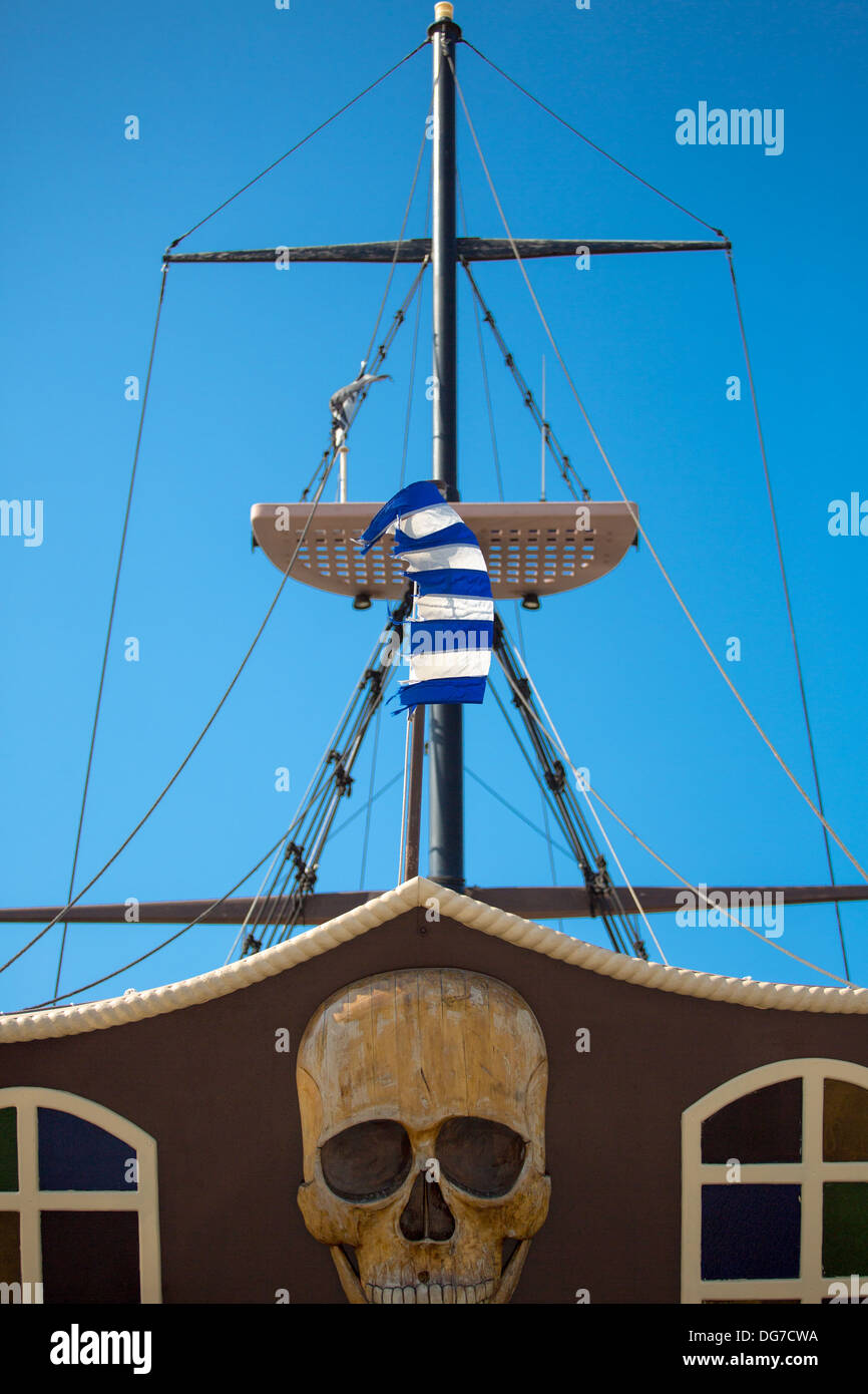 Rethymon. Bateau de pirate et de brisures de drapeau grec avec un beau crâne en bois sculpté sur son derrière, Grèce Banque D'Images