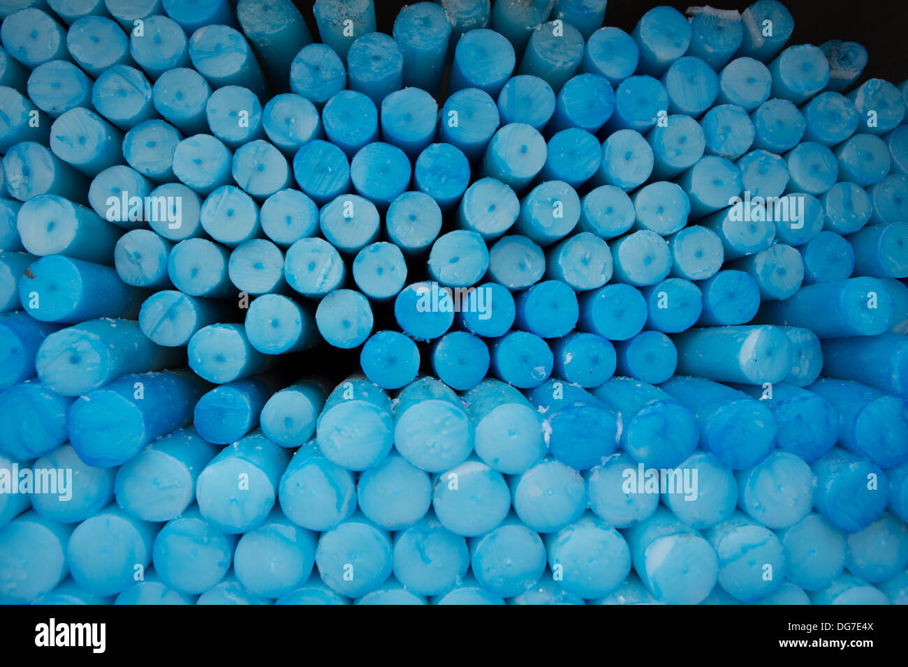 Close up d'un groupe de cercle bleu bougies à Lourdes en France. Le sanctuaire de Lourdes vous offre la possibilité de sortir et Banque D'Images