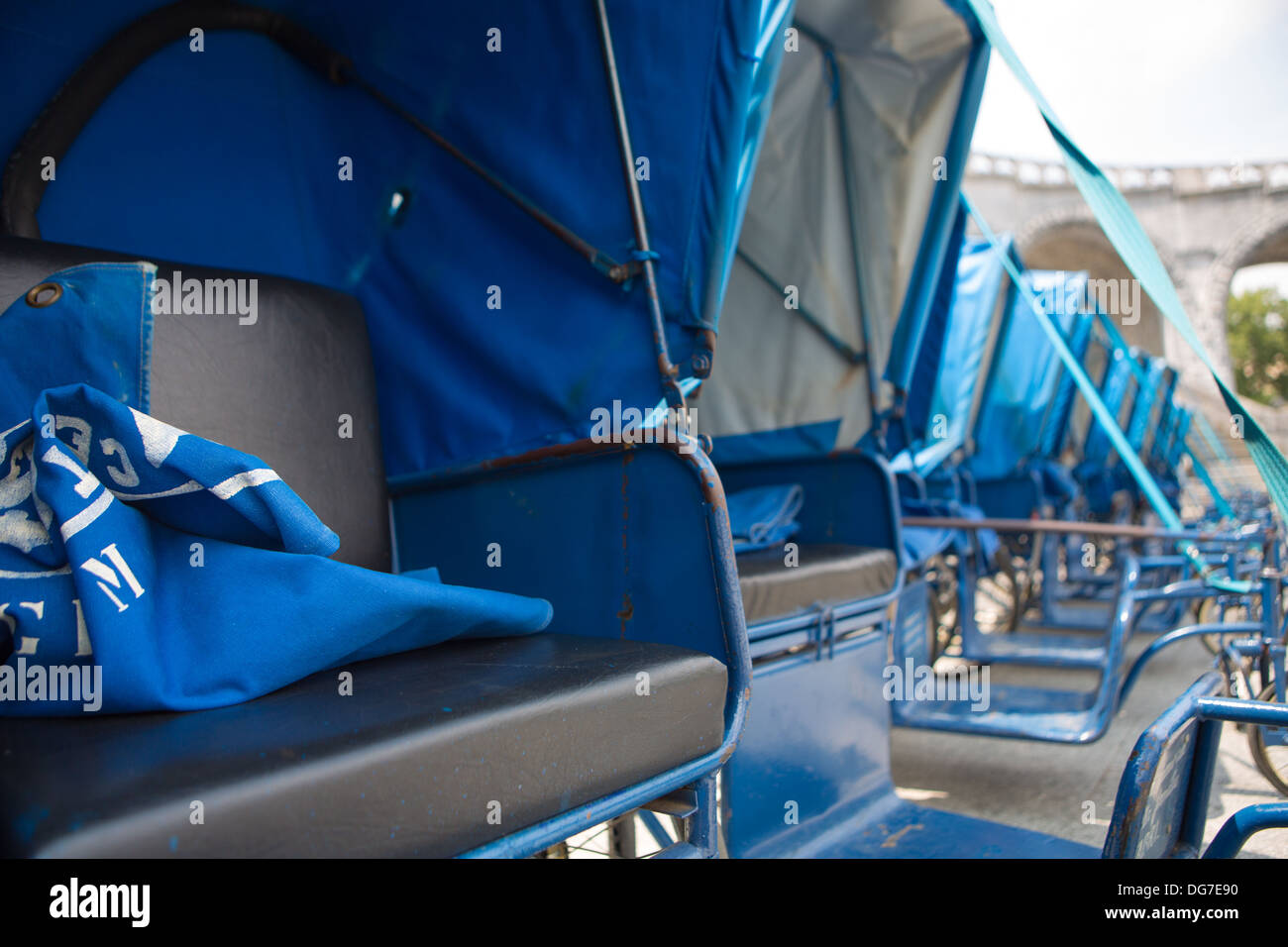 Prêts de fauteuils roulants bleu en face de l'église dans le sanctuaire de Lourdes, 2013. Tous les fauteuils roulants a été un don d'un rendez-vous Banque D'Images