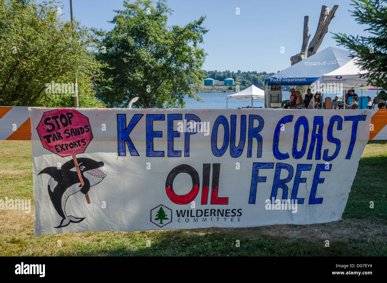 Bannière anti le pétrole des sables bitumineux de la mer des Salish, le rassemblement estival 2013, Whey-Ah-Wichen (Cates Park) N. Vancouver, Colombie-Britannique, Canada Banque D'Images