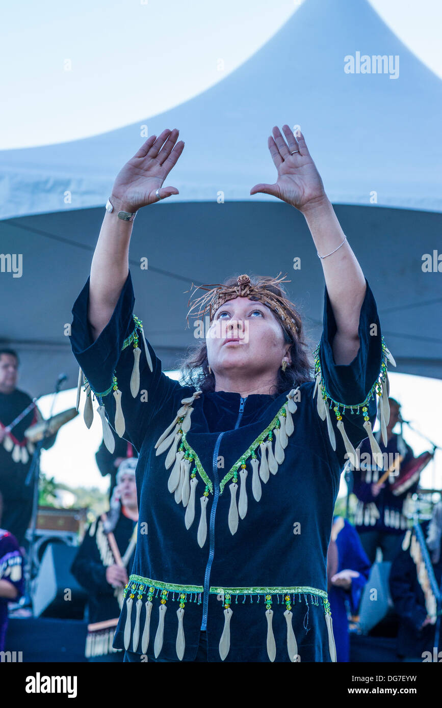 Dancer avec les enfants de Takaya groupe salish de la côte Banque D'Images