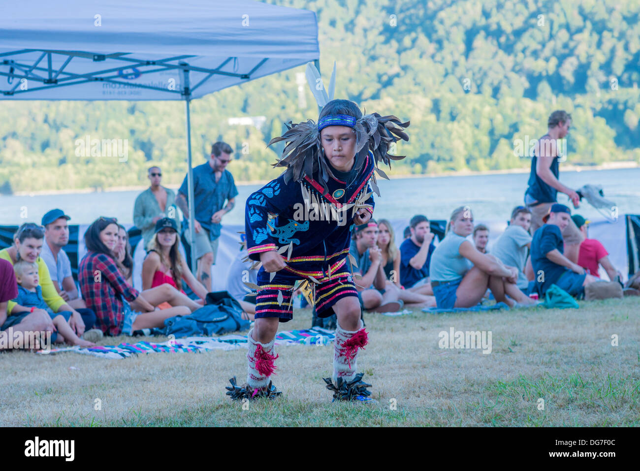 Dancer avec les enfants de Salish de la côte de Takaya groupe de percussionnistes et danseurs Banque D'Images