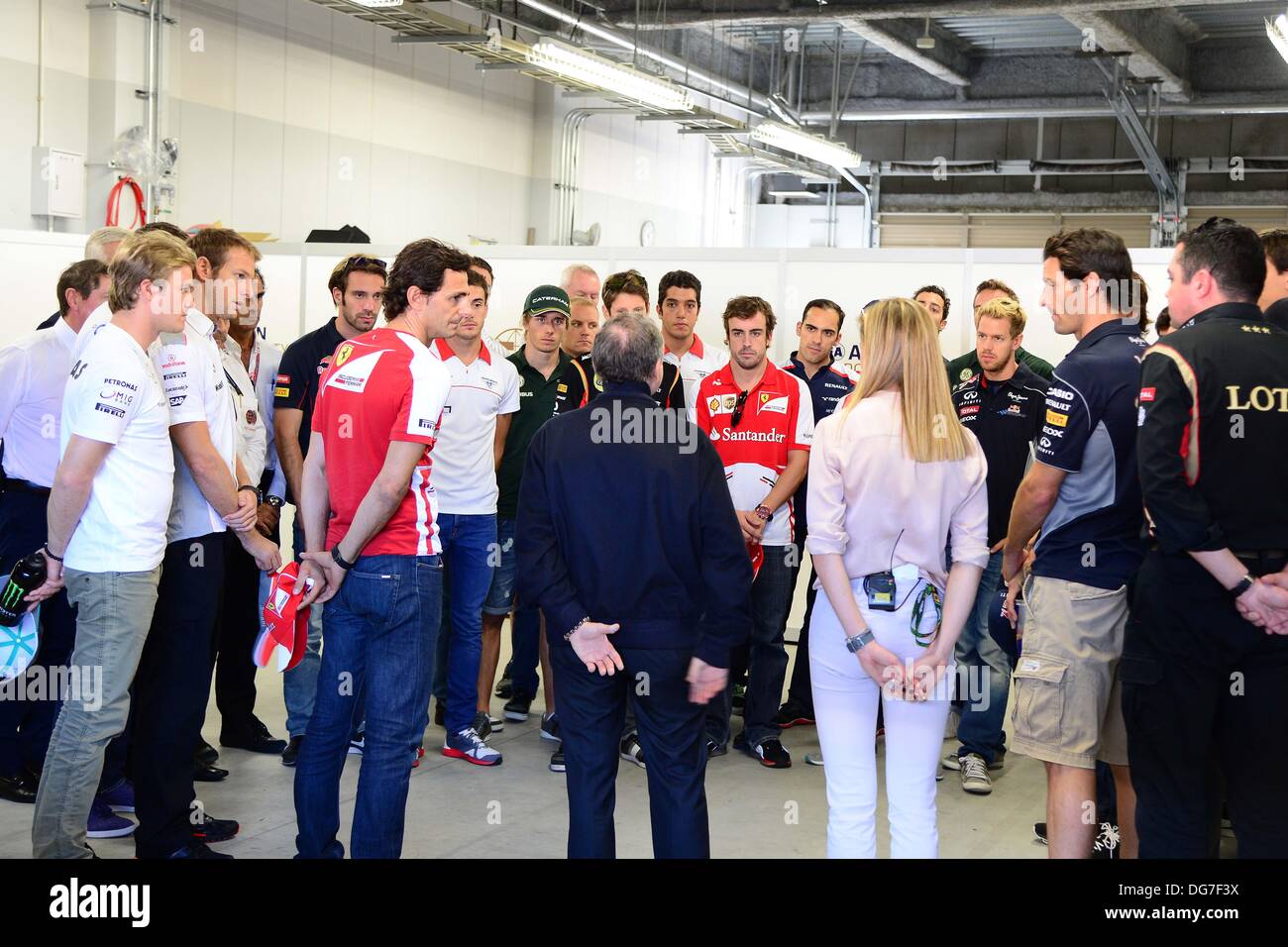 Suzuka, au Japon. 13 Oct, 2013. Vue générale F1 : Les pilotes d'observer une minute de silence pour Maria De Villota Japonais avant le Grand Prix de Formule 1 à Suzuka Circuit dans Suzuka, Japon . © Photo Grand Prix/AFLO/Alamy Live News Banque D'Images