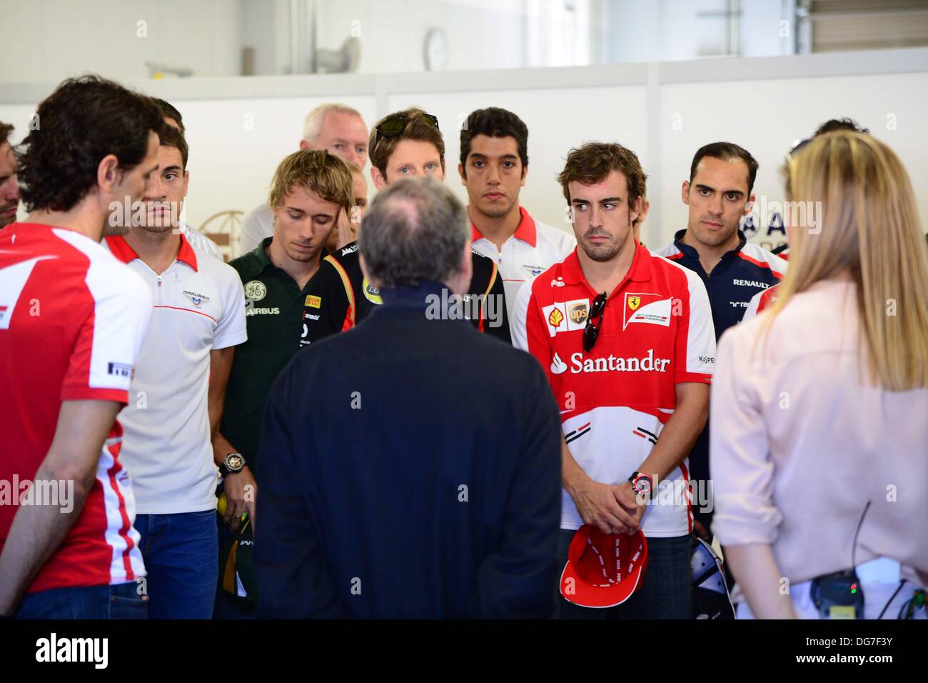 Suzuka, au Japon. 13 Oct, 2013. Vue générale F1 : Les pilotes d'observer une minute de silence pour Maria De Villota Japonais avant le Grand Prix de Formule 1 à Suzuka Circuit dans Suzuka, Japon . © Photo Grand Prix/AFLO/Alamy Live News Banque D'Images
