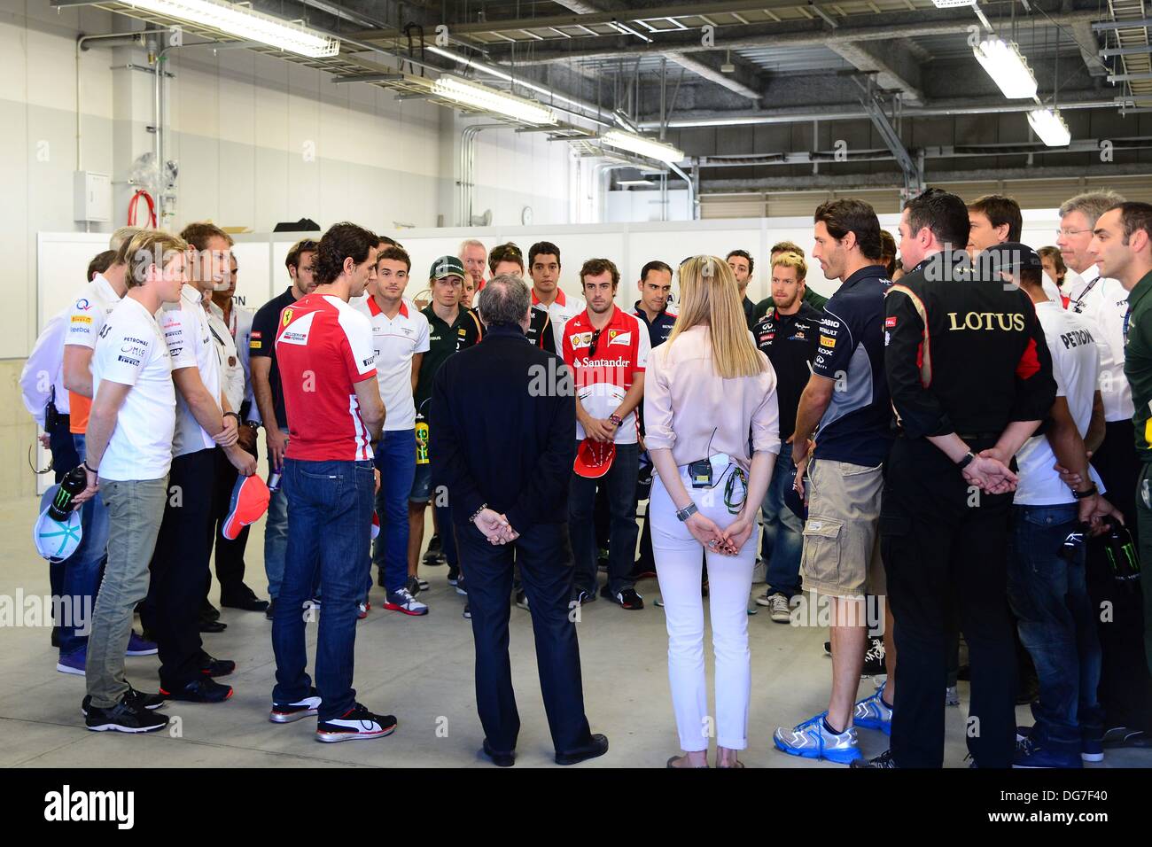 Suzuka, au Japon. 13 Oct, 2013. Vue générale F1 : Les pilotes d'observer une minute de silence pour Maria De Villota Japonais avant le Grand Prix de Formule 1 à Suzuka Circuit dans Suzuka, Japon . © Photo Grand Prix/AFLO/Alamy Live News Banque D'Images