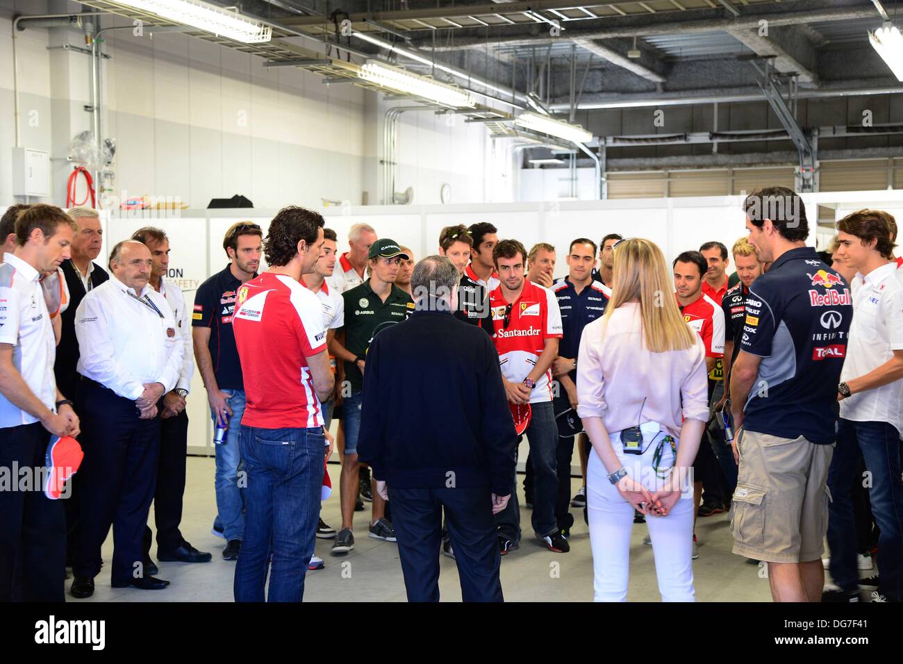 Suzuka, au Japon. 13 Oct, 2013. Vue générale F1 : Les pilotes d'observer une minute de silence pour Maria De Villota Japonais avant le Grand Prix de Formule 1 à Suzuka Circuit dans Suzuka, Japon . © Photo Grand Prix/AFLO/Alamy Live News Banque D'Images
