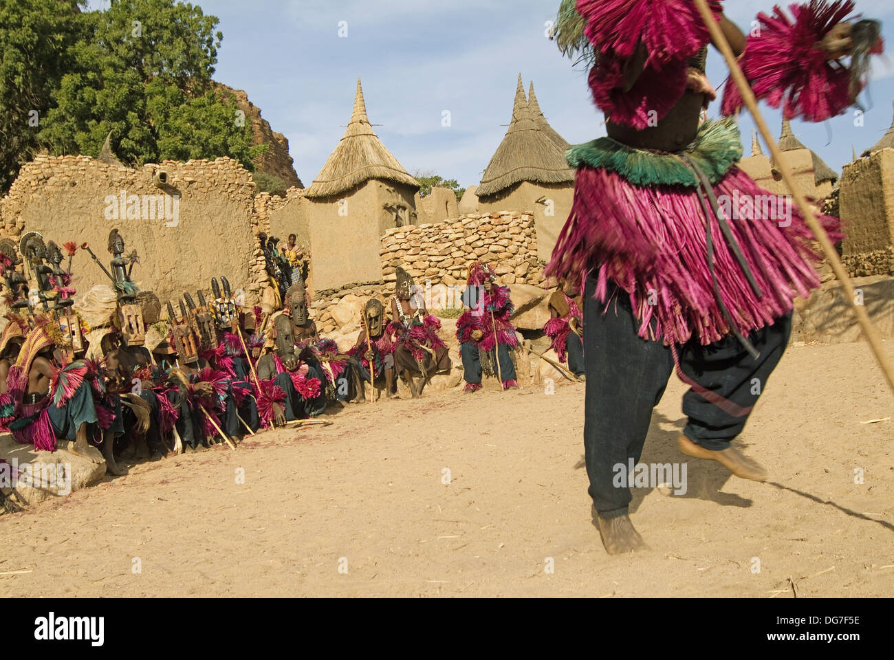 les-dogon-danse-traditionnelle-tirelli-pays-dogon-mali-dg7f5e.jpg