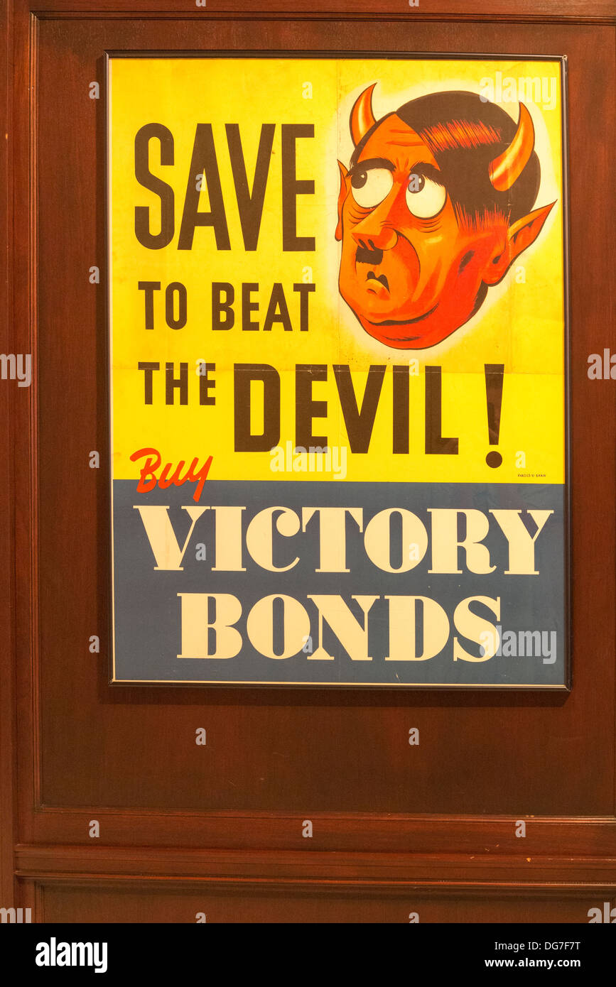 Les obligations de la Victoire vieux poster avec Adolph Hitler comme le diable, Banque D'Images