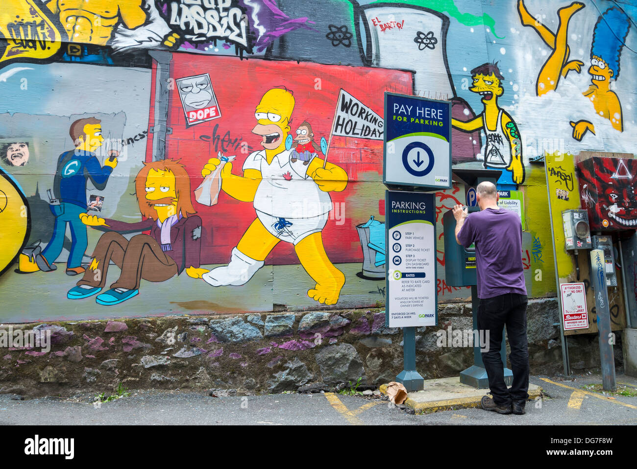 Les achats de l'homme au parking lot avec Simpsons , à thème style graffiti murale, DTES, Vancouver, Colombie-Britannique, Canada Britsih Banque D'Images