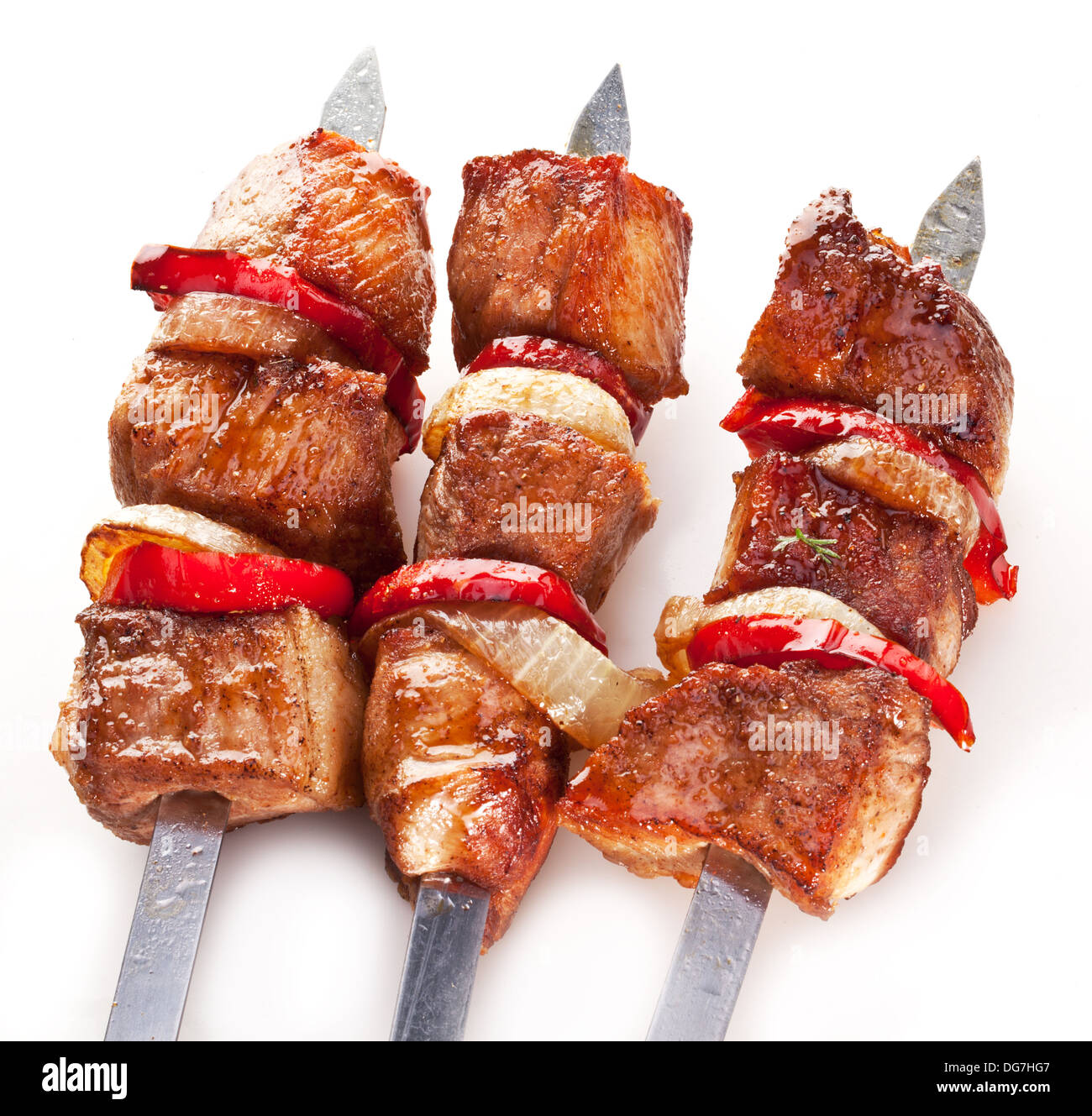 Kebab grillé (chachlik) sur crache sur fond blanc. Banque D'Images