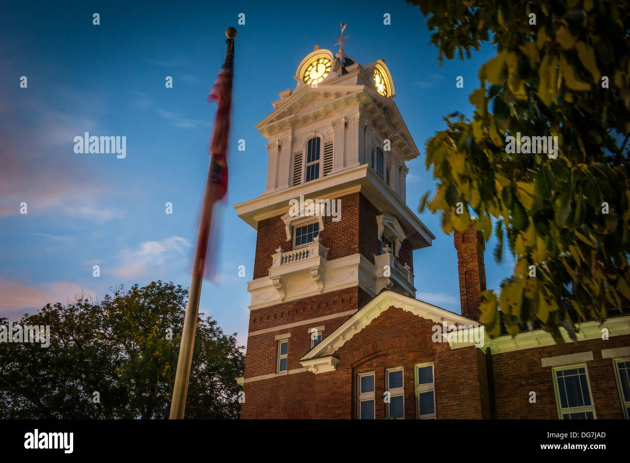 Les horloges brillent dans les teintes profondes du crépuscule dans le beffroi du palais de justice historique de Gwinnett à Lawrenceville, en Géorgie, près d'Atlanta. (ÉTATS-UNIS) Banque D'Images