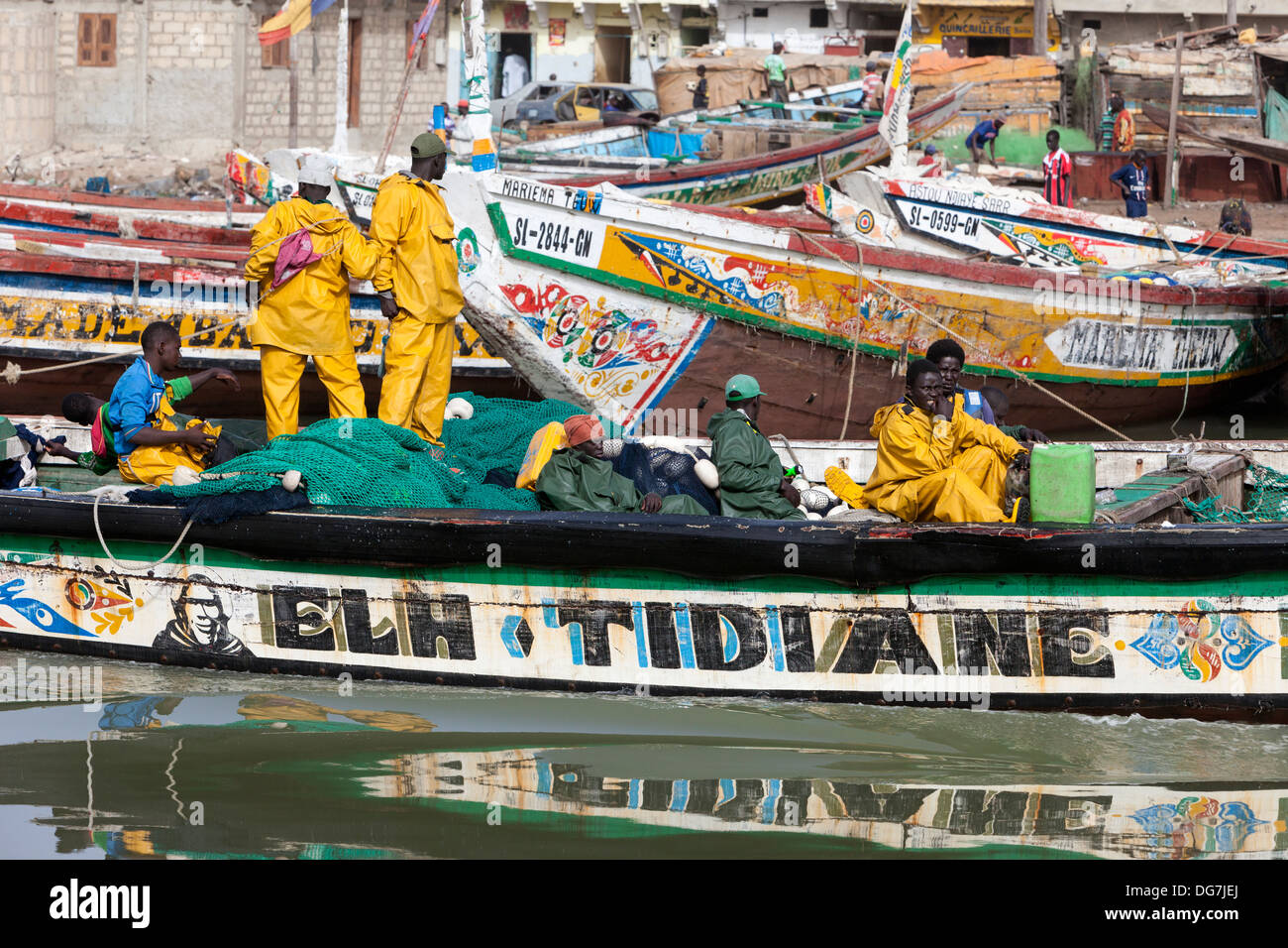 Sénégal, Saint Louis. Les pêcheurs sur la rivière Sénégal dirigé vers la mer pour une nuit de travail. Banque D'Images