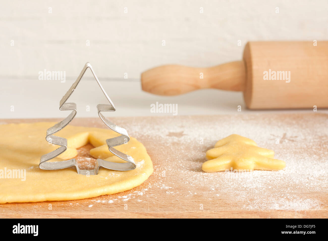 Noël cuisson food concept avec la pâte et arbres Banque D'Images