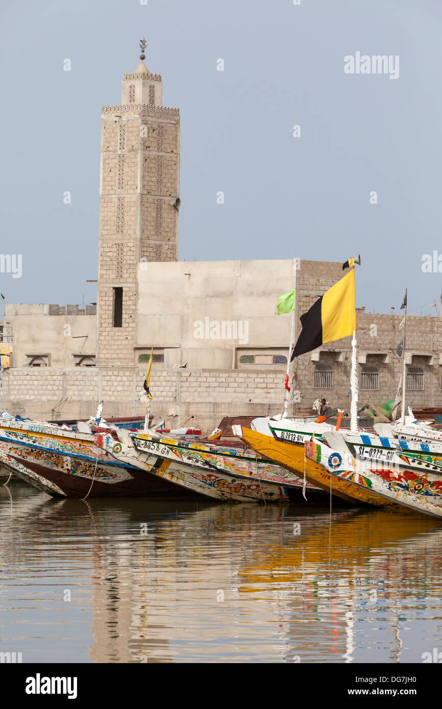Sénégal, Saint Louis. Guet N'Dar Neighborhood, bateaux de pêche amarrés le long du fleuve Sénégal. Banque D'Images
