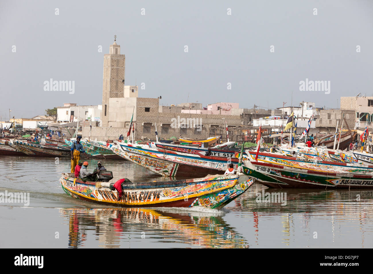 Sénégal, Saint Louis. Bateau de pêche sur le fleuve Sénégal dirigée vers la mer. Banque D'Images