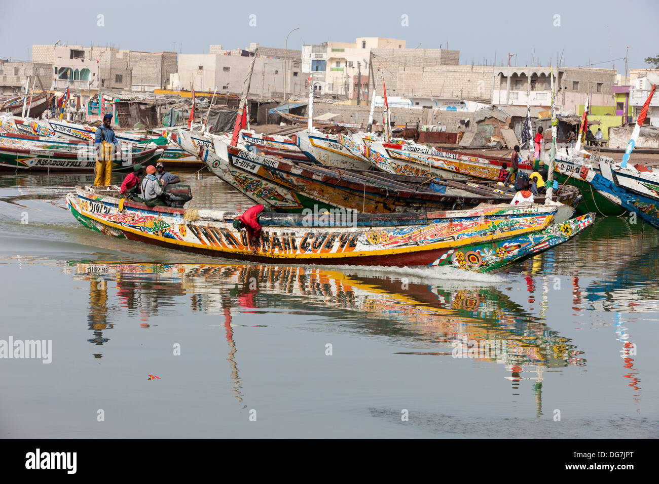 Sénégal, Saint Louis. Bateau de pêche sur le fleuve Sénégal dirigée vers la mer. Banque D'Images