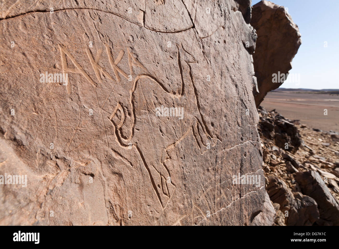 Graffiti moderne sur le site de la Préhistoire gravures rupestres à l'Aman sur Ighribin le Tata à Akka road au Maroc Banque D'Images