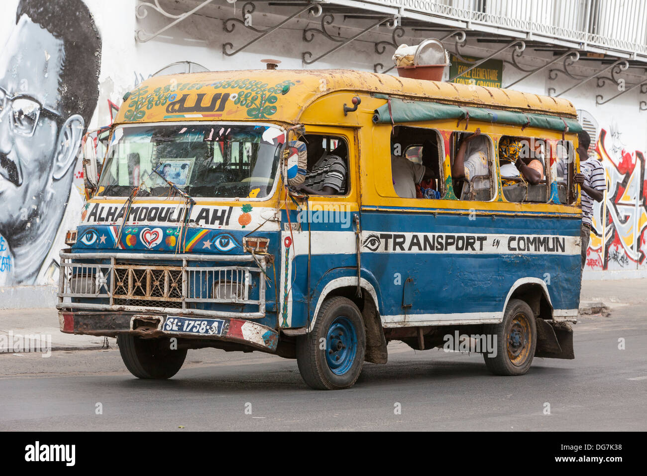 Sénégal, Saint Louis. Transport de bus local. Banque D'Images