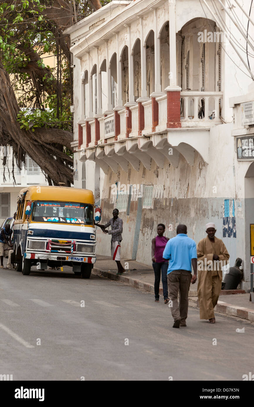 Sénégal, Saint Louis. Scène de rue, l'architecture coloniale, les piétons, les transports locaux. Banque D'Images