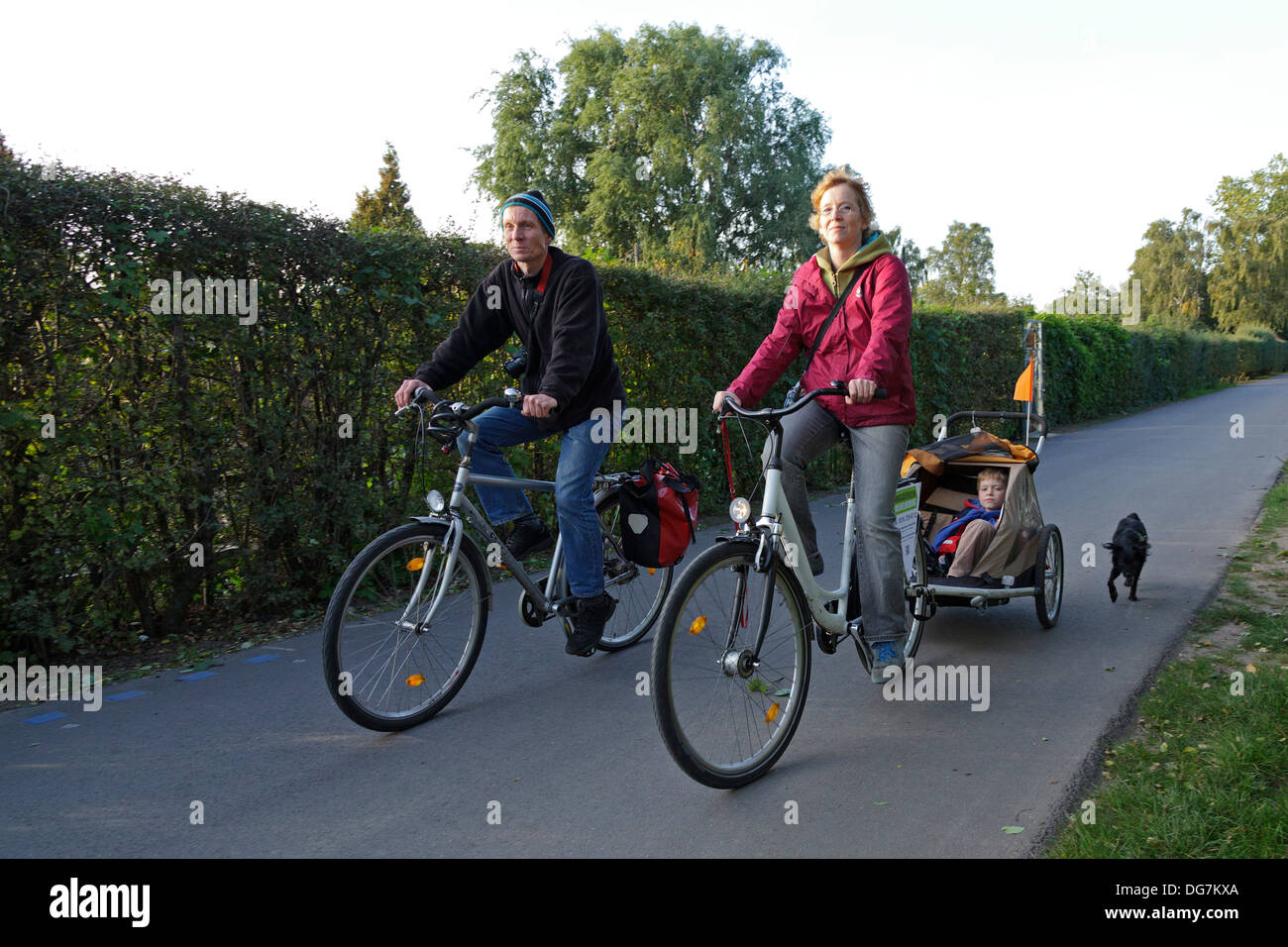 Tour de vélo en famille, Wilhelmsburg, Hambourg, Allemagne Banque D'Images Tour de vélo en famille, Wilhelmsburg, Hambourg, Allemagne Banque D'Images