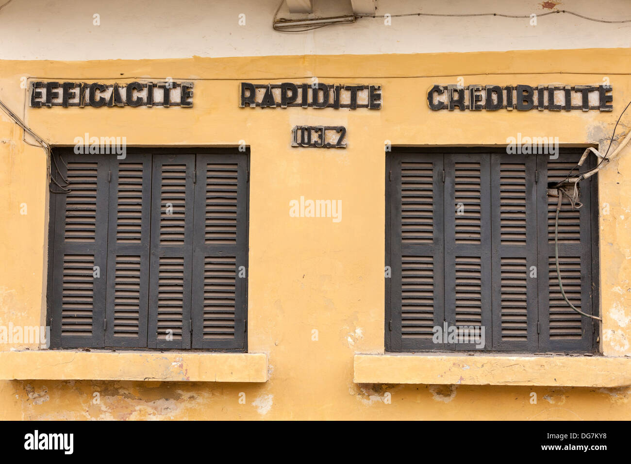 Sénégal, Saint Louis. 'L'efficacité, la rapidité, la crédibilité' sur un bâtiment de l'époque coloniale française. Banque D'Images