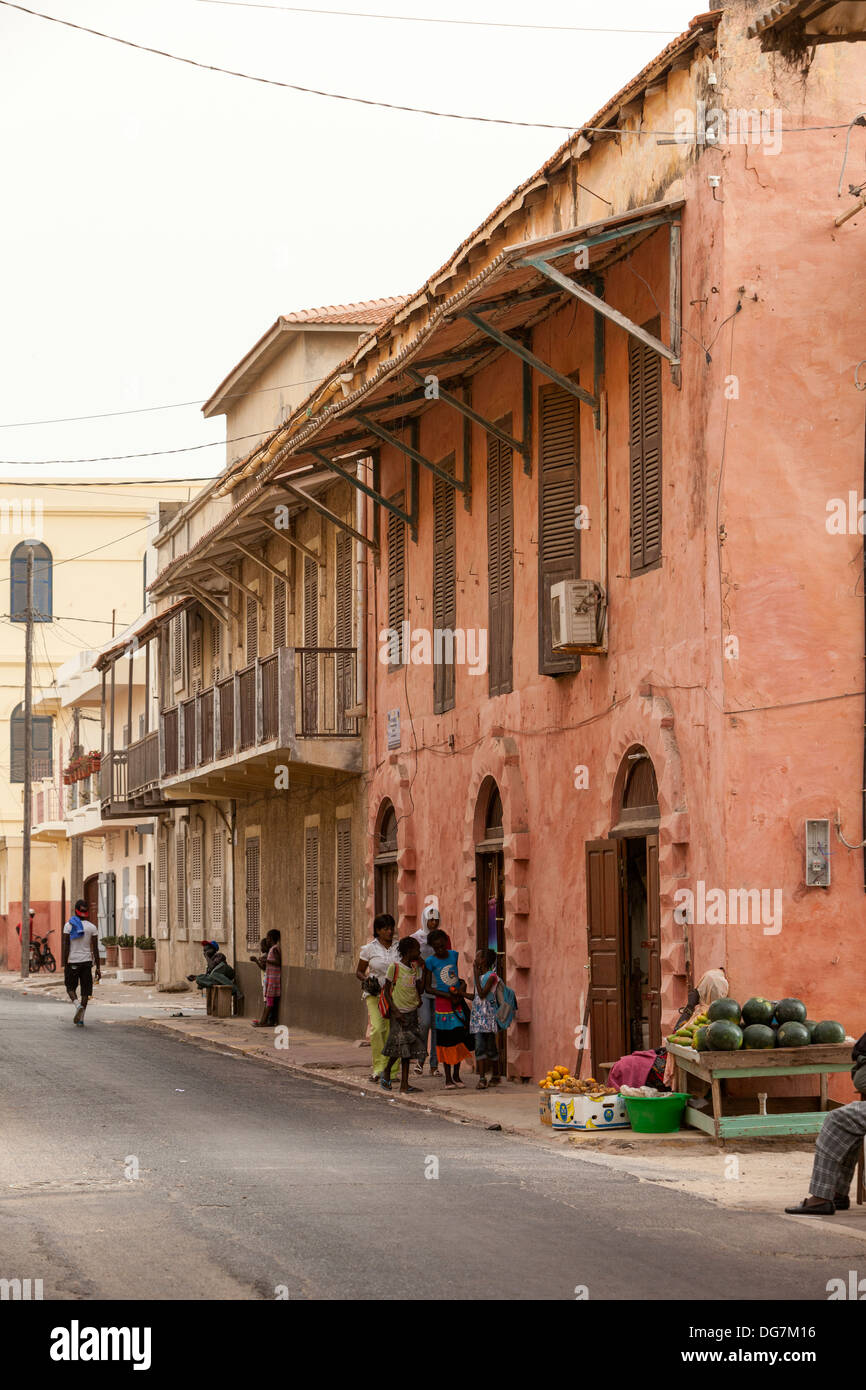 Sénégal, Saint Louis. Scène de rue, les enfants à parler, les pastèques à la vente. Banque D'Images