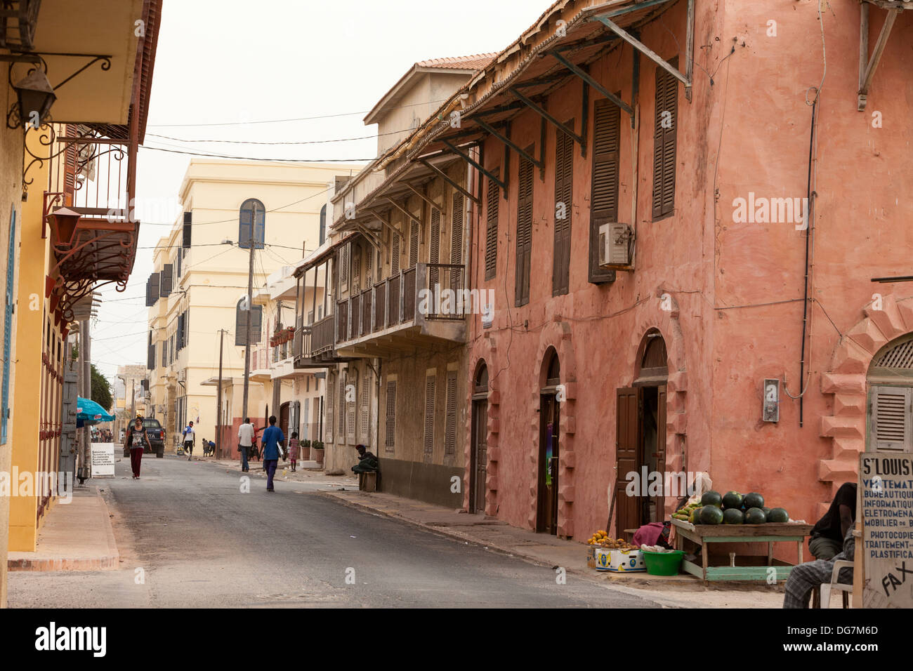 Sénégal, Saint Louis. Scène de rue, l'architecture coloniale française. Banque D'Images