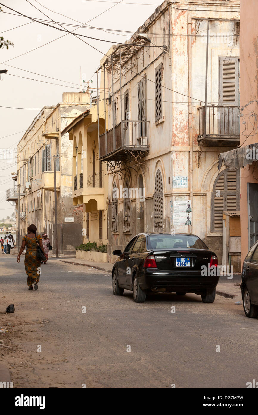 Sénégal, Saint Louis. Scène de rue, femme marche. Banque D'Images