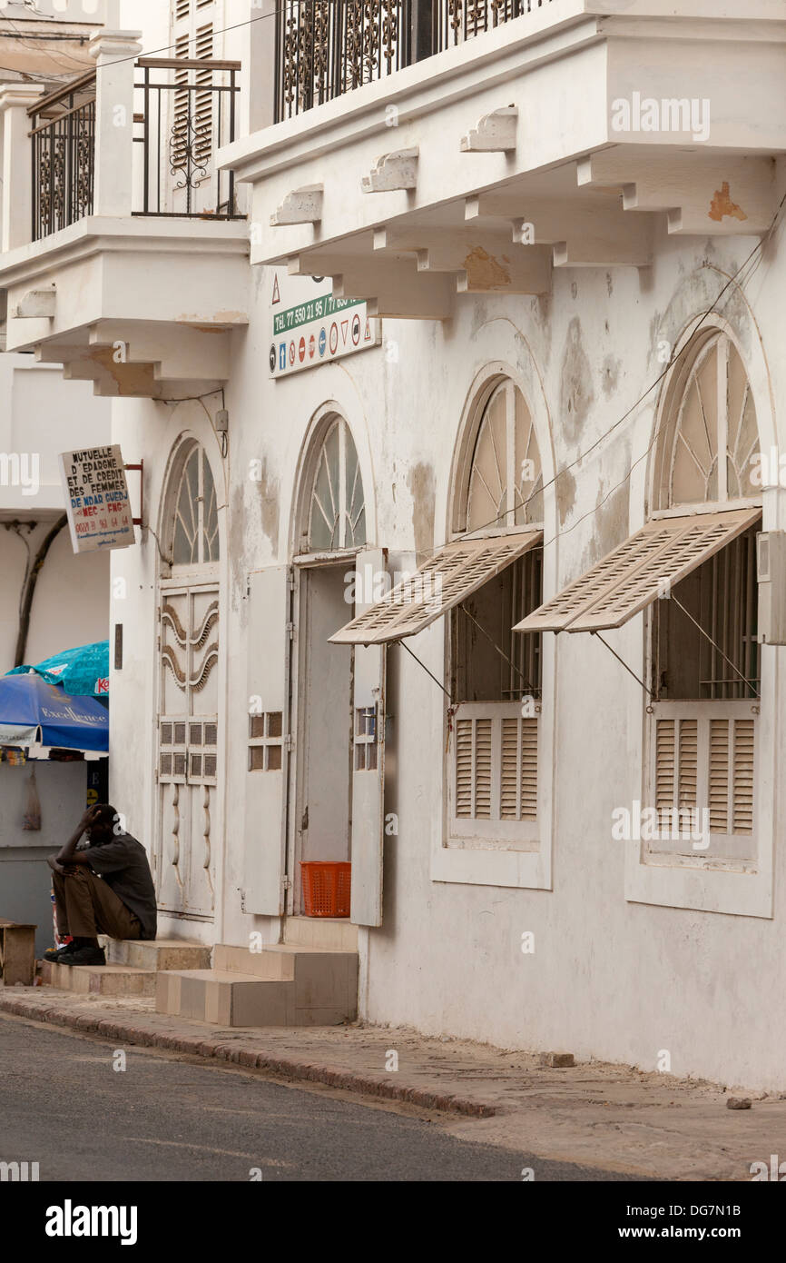 Sénégal, Saint Louis. Entrée du bureau, bâtiment de l'époque coloniale. Bureau de crédit coopératif pour les femmes. Banque D'Images