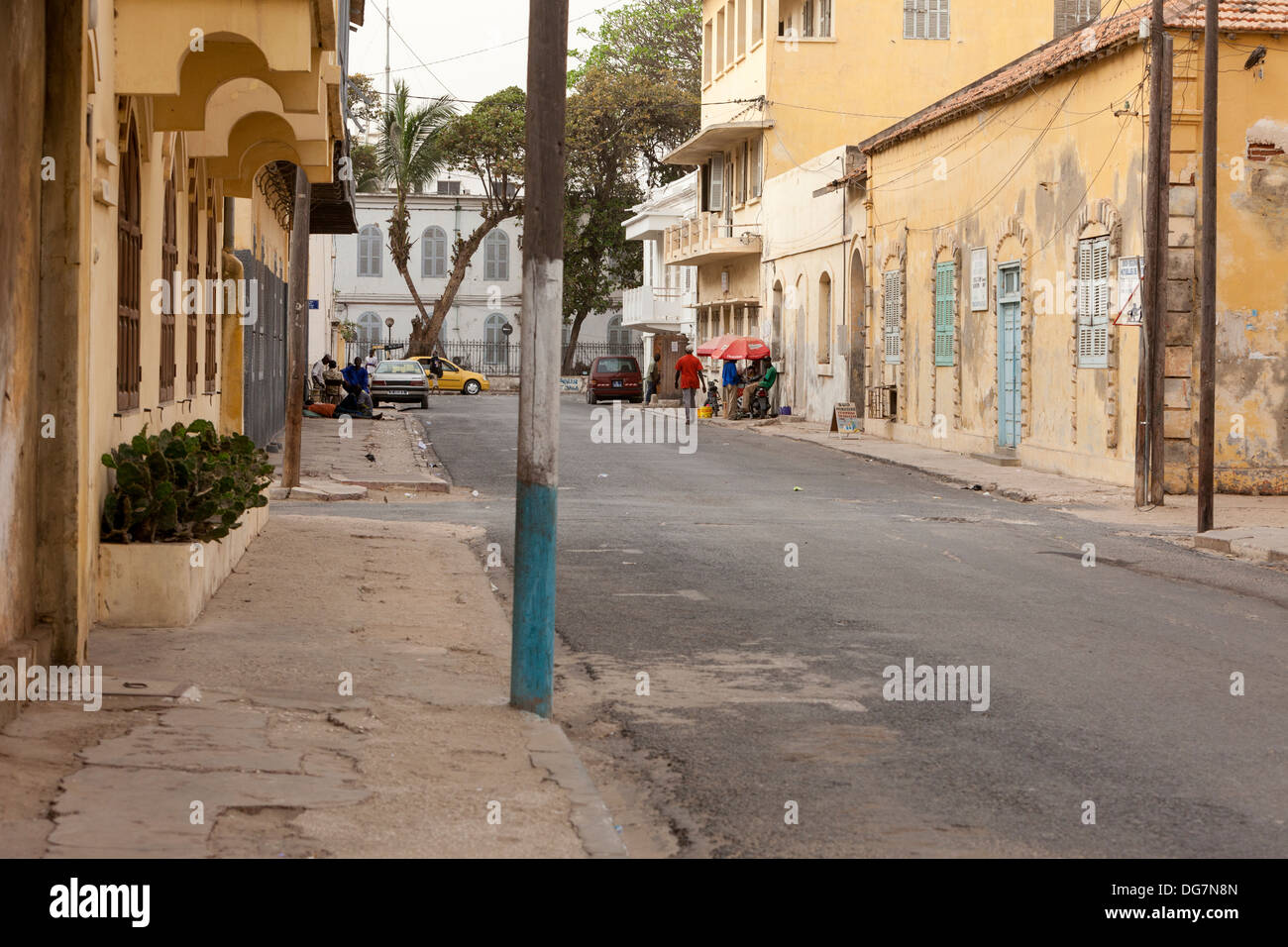 Sénégal, Saint Louis. Scène de rue. Les bâtiments de l'époque coloniale, près de l'ancienne Gouvernance. Banque D'Images