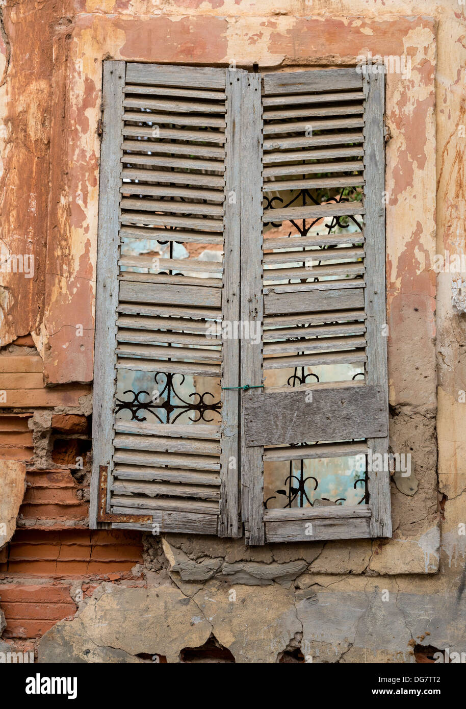 Sénégal, Saint Louis. Vieille Fenêtre Volets sur chambre à partir de la colonisation française. Banque D'Images