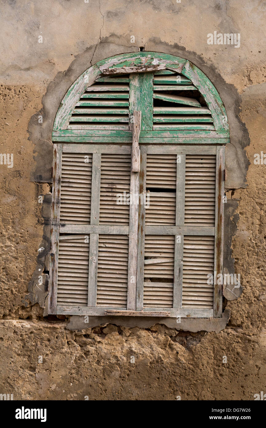 Sénégal, Saint Louis. Vieille Fenêtre Volets sur chambre à partir de la colonisation française. Banque D'Images