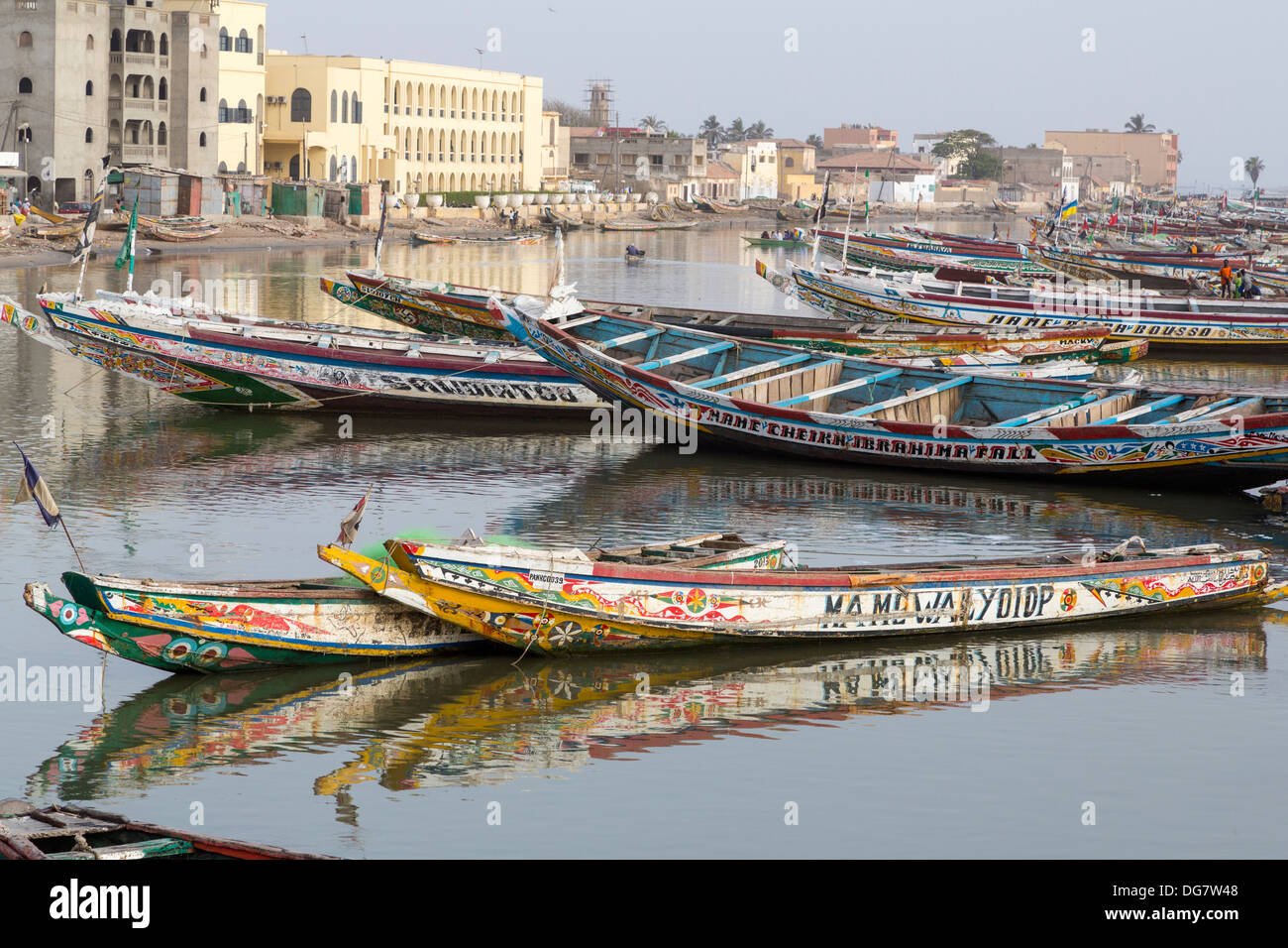 Sénégal, Saint Louis. Les bateaux de pêche reposant sur les rives du fleuve Sénégal, en fin d'après-midi. Banque D'Images