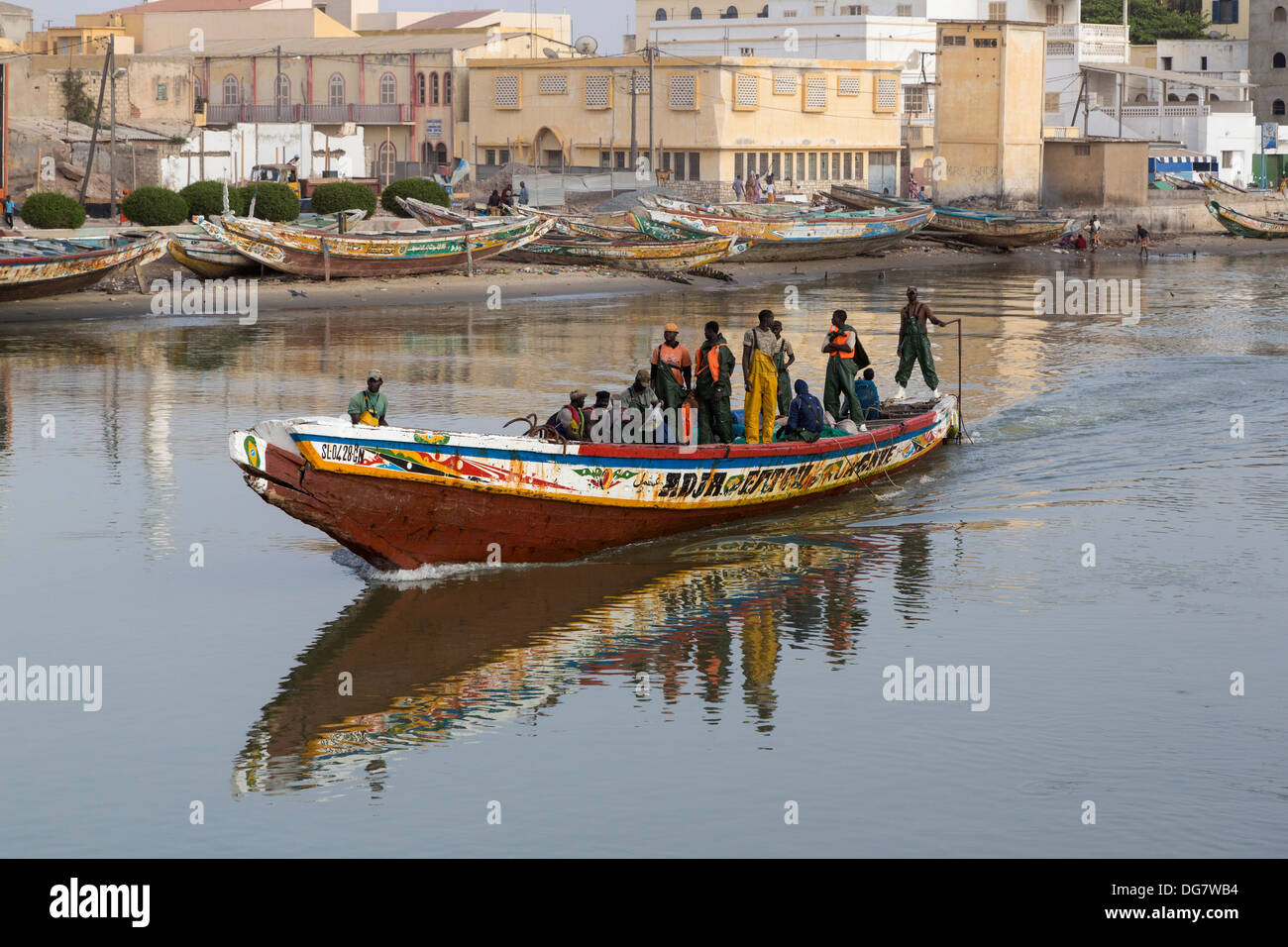 Sénégal, Saint Louis. Les pêcheurs du fleuve Sénégal en direction de l'Atlantique, en fin d'après-midi. Banque D'Images