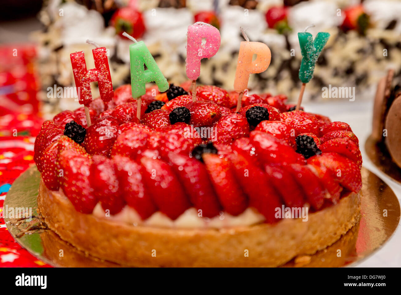 Joliment décorées avec des bougies du gâteau d'anniversaire aux fraises Banque D'Images