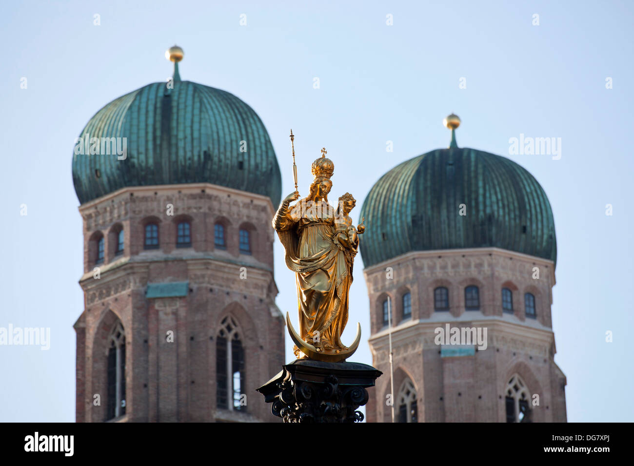 Vierge Marie au sommet de la Mariensäule et l'église tours de l'église Frauenkirche à Munich, Bavière, Allemagne Banque D'Images