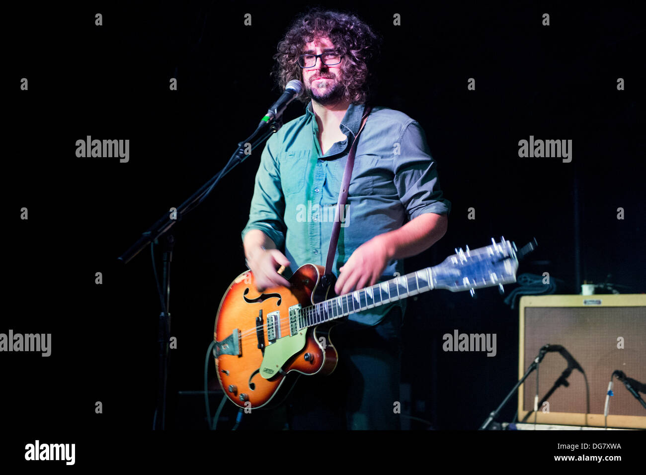 Manchester, UK. 15 Oct, 2013. Groupe de rock indépendant américain Sebadoh jouer une des deux dates au Royaume-Uni à la Manchester Academy, 15 octobre 2013. Lou Barlow auteur-compositeur, chant, guitare et basse. © John Bentley/Alamy Live News Banque D'Images Manchester, UK. 15 Oct, 2013. Groupe de rock indépendant américain Sebadoh jouer une des deux dates au Royaume-Uni à la Manchester Academy, 15 octobre 2013. Lou Barlow auteur-compositeur, chant, guitare et basse. © John Bentley/Alamy Live News Banque D'Images