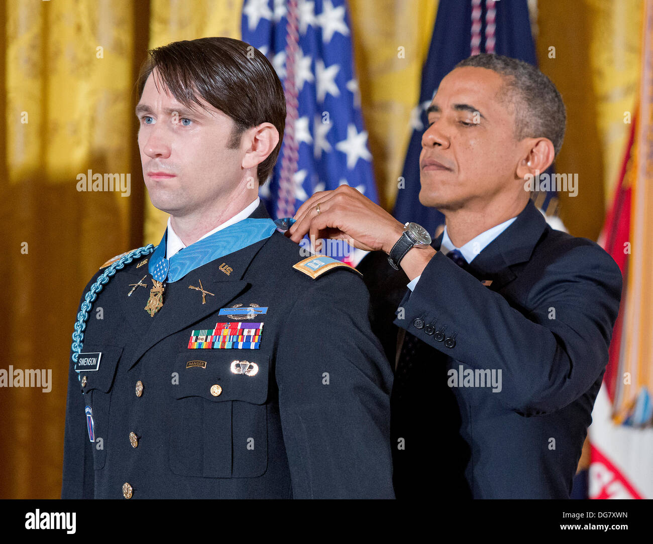 Le président des États-Unis Barack Obama awards William Swenson, un ancien capitaine de l'armée en service actif, la médaille d'honneur de la bravoure dans la East Room de la Maison Blanche à Washington, DC Le 14 octobre 2013. Le capitaine Swenson a accepté la médaille d'honneur pour ses actions courageuses tout en agissant comme un mentor et formateur des forces de sécurité nationales afghanes avec l'équipe de mentors de la police frontalière afghane, 1er Bataillon, 32e Régiment d'infanterie, 3e Brigade Combat Team, 10e division de montagne, au cours d'opérations de combat dans la province de Kunar, en Afghanistan le 8 septembre 2009. Credit : Ron Sachs / Banque D'Images